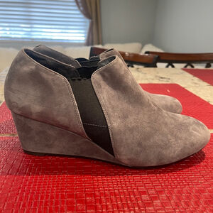 Vionic women’s Boots Gray Size 9.5 new
